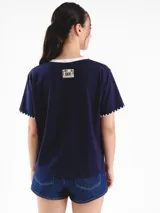 Remera de algodón azul marino, con cuello redondo y detalles en color blanco. Presenta mangas cortas con terminación bordada a contratono y logo bordado pequeño en el frente.