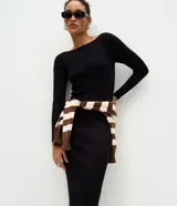 Vestido midi de punto acanalado de la marca Marfinno, color negro, de corte ajustado, con cuello barco y mangas largas.