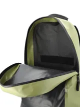 Mochila impermeable de la línea Waterproof de Rockford, confeccionada en lona PVC color verde militar y negro, con el logo RKF impreso en el frente y un bolsillo vertical con cierre termosellado.
