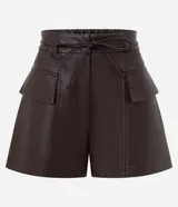 Short de tiro alto confeccionado en poliuretano con acabado brillante, presenta bolsillos delanteros con solapas estructuradas y cintura con elástico posterior. Incluye un cinto fino del mismo material para ajustar en la cintura.