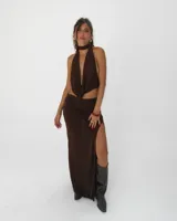 Top marrón de estilo halter con escote profundo y cuello tipo gargantilla integrado, confeccionado en tela ligera con caída.