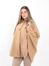 Capa color beige con cuello de piel sintética, cierre con botones y corte holgado.