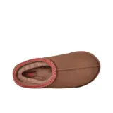Pantuflas UGG modelo Tasman II, confeccionadas en gamuza color tostado. Presentan un diseño sin cordones con detalle de trenza decorativa en el borde superior y suela de goma resistente.