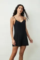 Mono corto negro con breteles finos y botones frontales.