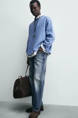Sudadera azul con corte relaxed fit, cuello redondo y mangas largas con puños de rib, confeccionada en tejido con mezcla de algodón y acabado afelpado en el interior.