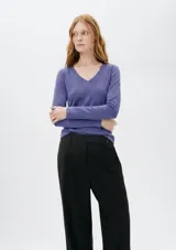Camiseta básica de manga larga con cuello en V, confeccionada en tejido suave y elástico.