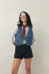 Short de denim color negro con dobladillo fijo, bolsillos delanteros y traseros, de corte clásico.