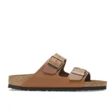 Sandalias Birkenstock modelo Arizona, color marrón coñac, con dos tiras ajustables con hebillas metálicas y suela de corcho y EVA.