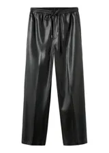 Pantalón de cuero sintético negro de corte recto, con cintura elástica ajustable mediante cordón y bolsillos laterales.