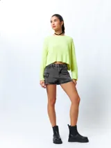 Short de jean gris oscuro con efecto desgastado, tiro alto, corte ajustado y bolsillos laterales con solapa.