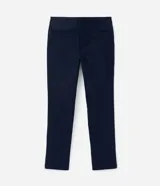 Pantalón slim de sastrería de color gris claro, confeccionado en sarga de algodón con elastano, con cierre frontal de botón y cremallera, y bolsillos.