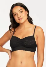 Bralette de encaje floral con diseño sin aros y sin relleno. Cuenta con forro interno de microtul elastizado, breteles regulables y cierre posterior con broches de tres posiciones.