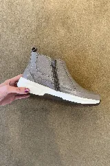 Botín de cuero italiano en color gris con textura grabada, cierre lateral y suela de poliuretano blanca con base dentada. Cuenta con forro interior absorbente y plantilla Air Latex para mayor amortiguación.