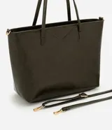 Cartera tipo shopper de gran tamaño, confeccionada en cuero sintético (PU) color verde oscuro. Presenta un diseño de trapecio invertido con asas de mano fijas, correa larga ajustable y desmontable, cierre superior con cremallera y detalles metálicos dorados.
