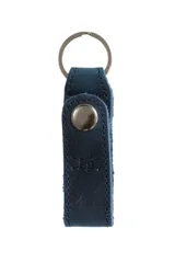 Llavero de cuero azul con argolla metálica y botón a presión plateado, con logo grabado en bajo relieve.