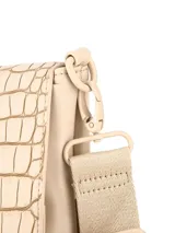 Bandolera Terrano modelo Astrid de color negro, con solapa de textura símil cocodrilo y base lisa. Cuenta con correa ancha regulable con inscripciones de la marca y herrajes metálicos oscuros.