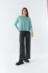 Remera celeste de algodón, de manga larga y cuello redondo.