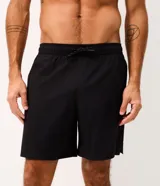 Bermuda deportiva Get Over para hombre, color negro, confeccionada en tejido tecnológico de poliéster con elastano. Presenta cintura elástica con cordón ajustable y bolsillos laterales con cierre.