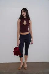 Top color borgoña de lycra, con cuello mao, escote tipo gota y cierre con botón invisible en el cuello.