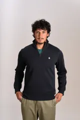 Buzo de cuello alto con cierre frontal parcial, manga larga y puños acanalados. Presenta un diseño liso en color negro con el logo de la marca bordado en el pecho.
