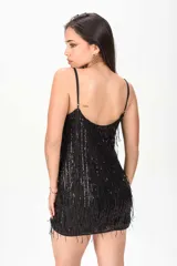 Vestido corto negro con tirantes finos, escote en V y diseño completamente revestido de flecos brillantes.