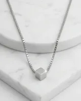 Collar de acero con cadena fina y dije central pasante en forma cuadrada.