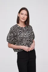 Blusa de algodón con estampado animal print tipo cebra, cuello redondo y mangas cortas abullonadas con diseño de globo.