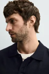 Polo de punto de manga larga confeccionado en lana italiana, con cuello solapa y cierre frontal de botones. Presenta puños y ruedo con acabado en rib.