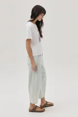 Remera blanca de algodón con estampa de cerezas y texto 'Cherry Amour' en el frente.