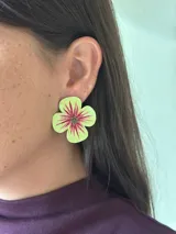 Aro con diseño de flor pintado a mano en color verde lima, con detalles en fucsia y centro decorado con mostacillas.