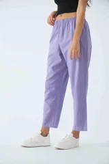 Pantalón de tiro alto con corte recto, confeccionado en una mezcla de algodón y lino. Presenta cintura elástica y bolsillos laterales.