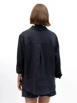 Camisa de manga larga confeccionada en 100% lino natural, con cuello clásico y cierre frontal de botones. Presenta un calce relajado y una textura ligera, ideal para climas cálidos.