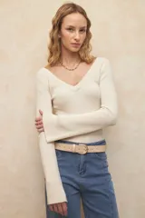 Top negro de tejido de punto, ceñido al cuerpo, con escote en V tanto delante como en la espalda y mangas largas acampanadas.