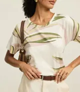 Blusa estilo remera confeccionada con viscosa certificada. La prenda tiene cuello redondo, mangas cortas y estampa de follajes.
