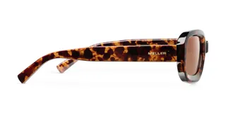 Lentes de sol modelo Dashi con armazón de policarbonato color carey (tortoise) y forma semi cuadrada 3D redondeada. Poseen lentes polarizados color marrón con protección UV400.