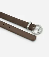 Kit de dos cinturones femeninos de anchura fina, confeccionados en material sintético efecto gamuza. Cuentan con hebilla metálica plateada, trabillas reforzadas y perforaciones para ajuste.