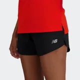 Short deportivo negro de tejido elástico, corte estándar, con slip incorporado transpirable y cordones orientados hacia el exterior.