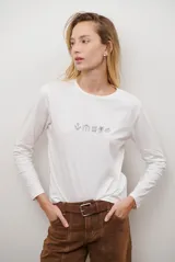 Remera de manga larga en color blanco, confeccionada en tejido suave y liviano. Presenta un delicado bordado lineal en el centro del pecho con motivos de desayuno.
