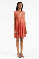 Vestido corto sin mangas confeccionado en tejido de punto, con cuello redondo, corte suelto y diseño a rayas verticales en tonos rojos, naranjas y dorados.