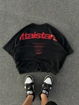 Remera celeste de corte holgado con estampado en rojo en la espalda con el texto "ittaistars", "European Tour by Ittai Stars Company" y el logo de la marca.