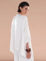 Spolverino corto negro de mangas 3/4 con dobladillo.