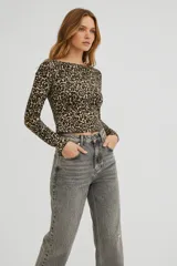 Top de manga larga al cuerpo con cuello recto y estampado animal print de leopardo.