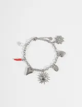 Pulsera de cadena de eslabones de acero quirúrgico con múltiples dijes colgantes, incluyendo un sol, un ají rojo, una flor, corazones y una perla.