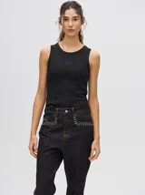 Musculosa básica de algodón con textura acanalada, diseño crop y logo bordado centrado en el pecho.