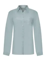 Blusa de lino orgánico color celeste, con cuello camisero, cierre frontal con botones y un bolsillo en el pecho. Presenta mangas largas con puños abotonados y un calce regular.