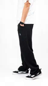 Pantalón de punto color negro, de corte recto y holgado, con bolsillos laterales y logo bordado pequeño en la parte superior.