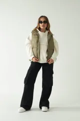 Chaleco puffer color verde oliva con cuello alto y cierre frontal con cremallera.