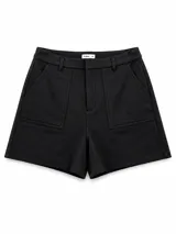 Short de vestir negro con bolsillos frontales tipo cargo y cierre con botón y cremallera.
