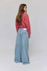Jean wide leg azul oscuro de tiro bajo, con calce relajado y piernas amplias de diseño clásico de cinco bolsillos.