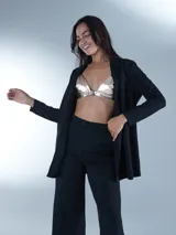 Top tipo bralette de acabado metalizado en color dorado, con diseño triangular y cierre frontal con hebilla.